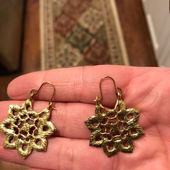 Bohemian dainty mandala wire dangle earrings - Picture 6 of 7